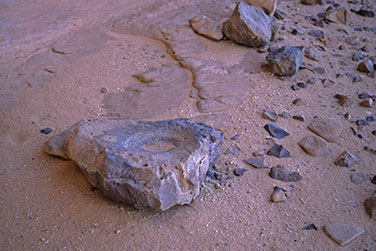 Reibestein am Eingang in das Wadi Sura