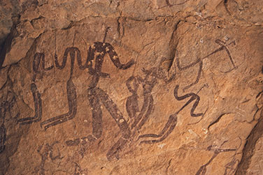 Felszeichnungen von Jägern mit Pfeil und Bogen