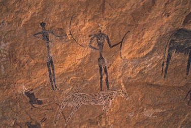 Felszeichnungen von Jägern mit Pfeil und Bogen und einer Ziege?