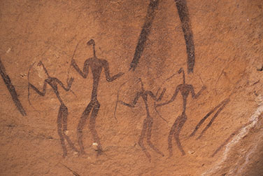Felszeichnungen von Jägern mit Pfeil und Bogen