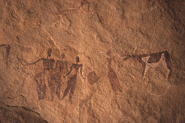 Felszeichnungen von Rindern und Personen