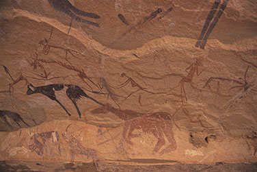 Felszeichnungen mit Personen, Rindern und Ziegen