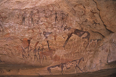 Felszeichnungen mit Personen und Rindern