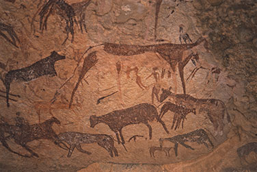 Felszeichnungen mit Personen und Rindern