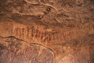 Felszeichnungen einer großen Gruppe von Personen