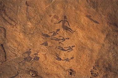 Felszeichnung einer großen Gruppe von Personen