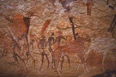 Felszeichnung mit Personengruppe und Ziegen