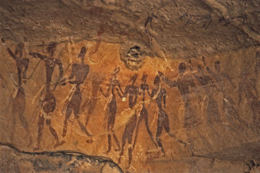 Felszeichnung einer großen Gruppe von Personen