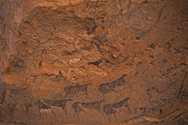 Felszeichnungen von Rindern und Personen