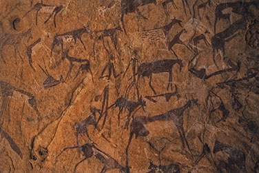 Felszeichnungen einer großen Ziegenherde und Personen