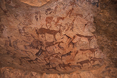 Felszeichnungen von Personen, Rindern und Ziegen
