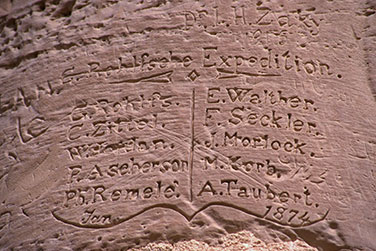Inschrift der Rohlfschen Expedition von 1874 im Tempel Deir el-Hagar