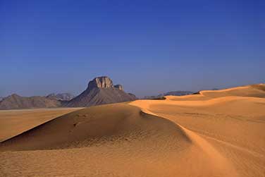 Dünen der Erg Admer und im Hintergrund das Tassili n’Ajjer