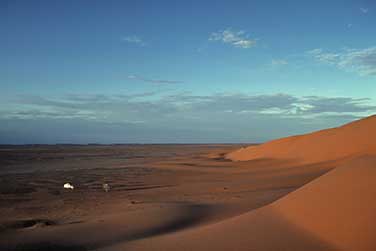 Nachtlager am Fuße von großen Dünen