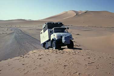 Überreste einer französischen Militärpiste im Erg Chech